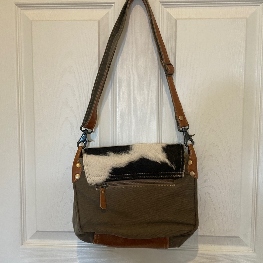 Stylish Black And White Patterned Shoulder Bag - image 2